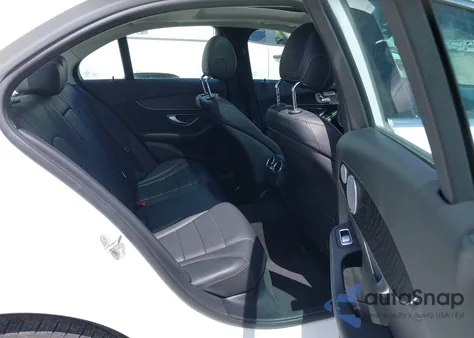 2015 Mercedes-Benz C 300 4Matic/Luxury 4Matic/Sport 4Matic z USA, uszkodzony, nr VIN 55SWF4KB8FU073494